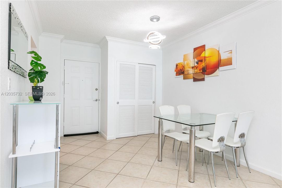 For Rent: $2,800 (1 beds, 1 baths, 745 Square Feet)