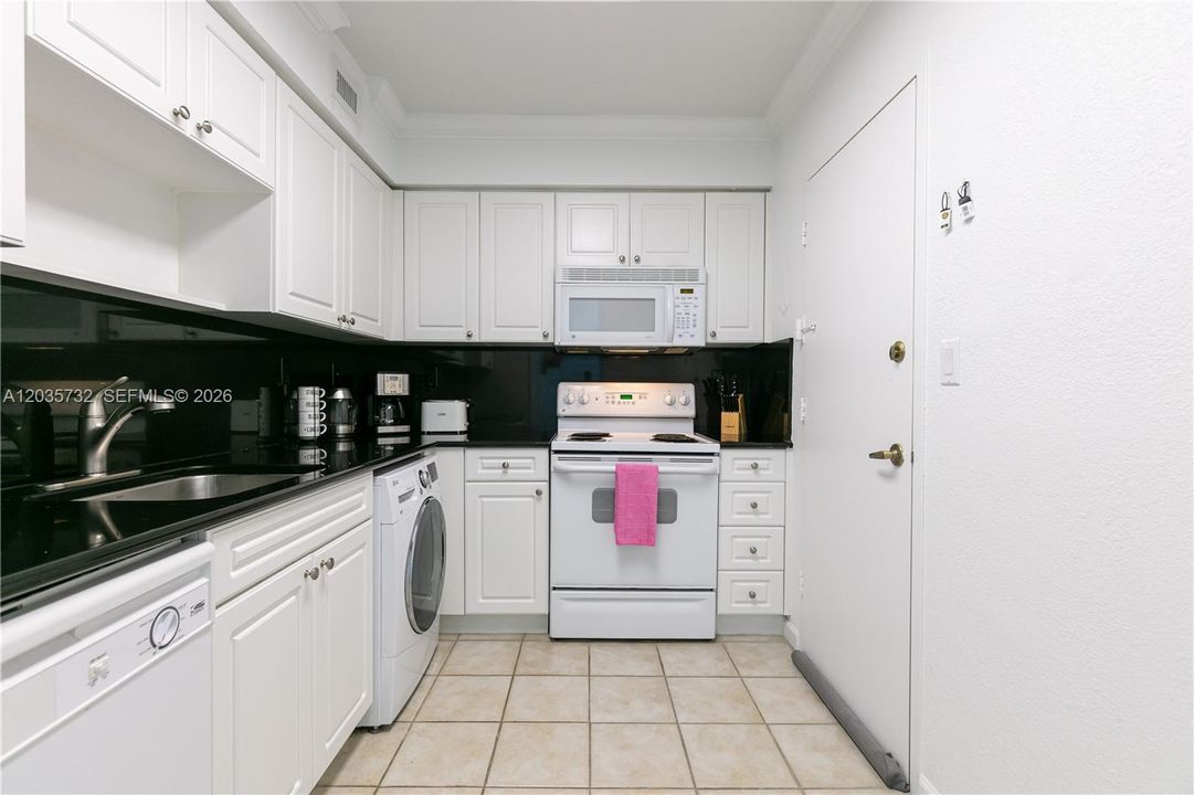 For Rent: $2,800 (1 beds, 1 baths, 745 Square Feet)