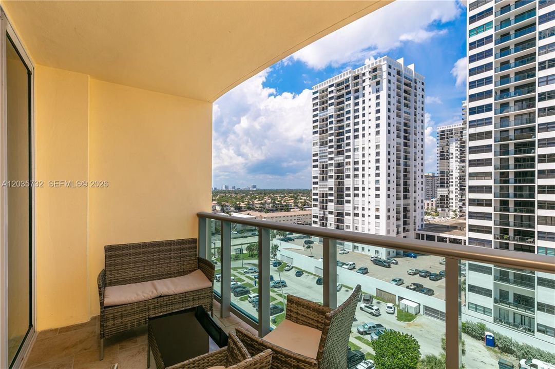 For Rent: $2,800 (1 beds, 1 baths, 745 Square Feet)