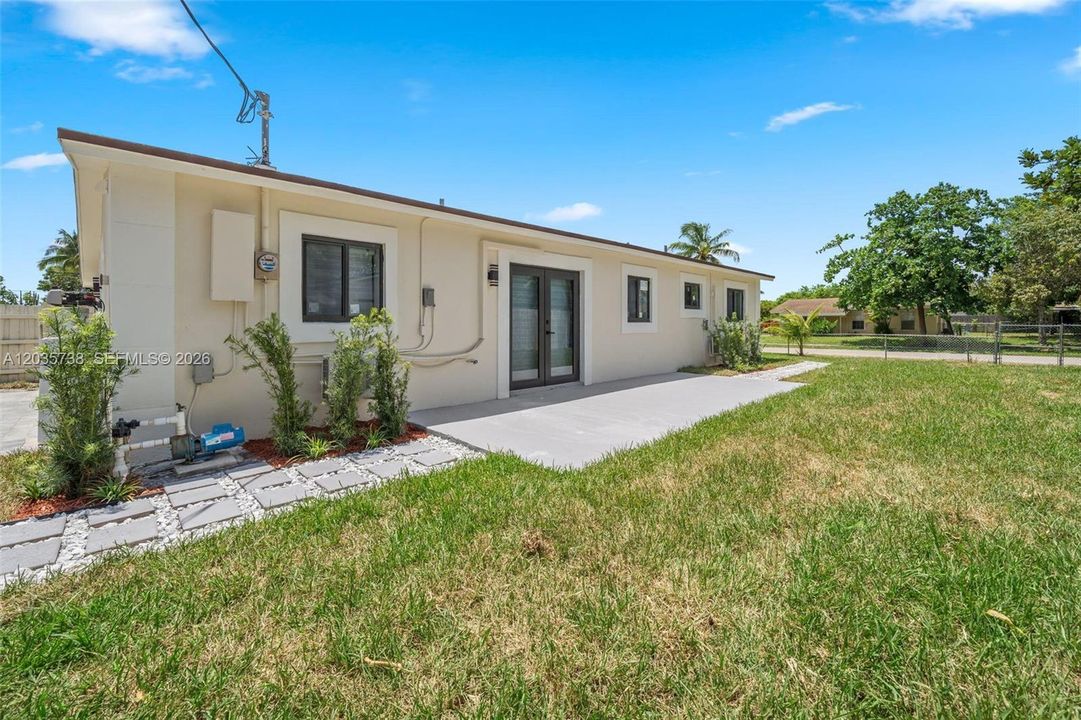 For Sale: $470,000 (3 beds, 2 baths, 1274 Square Feet)