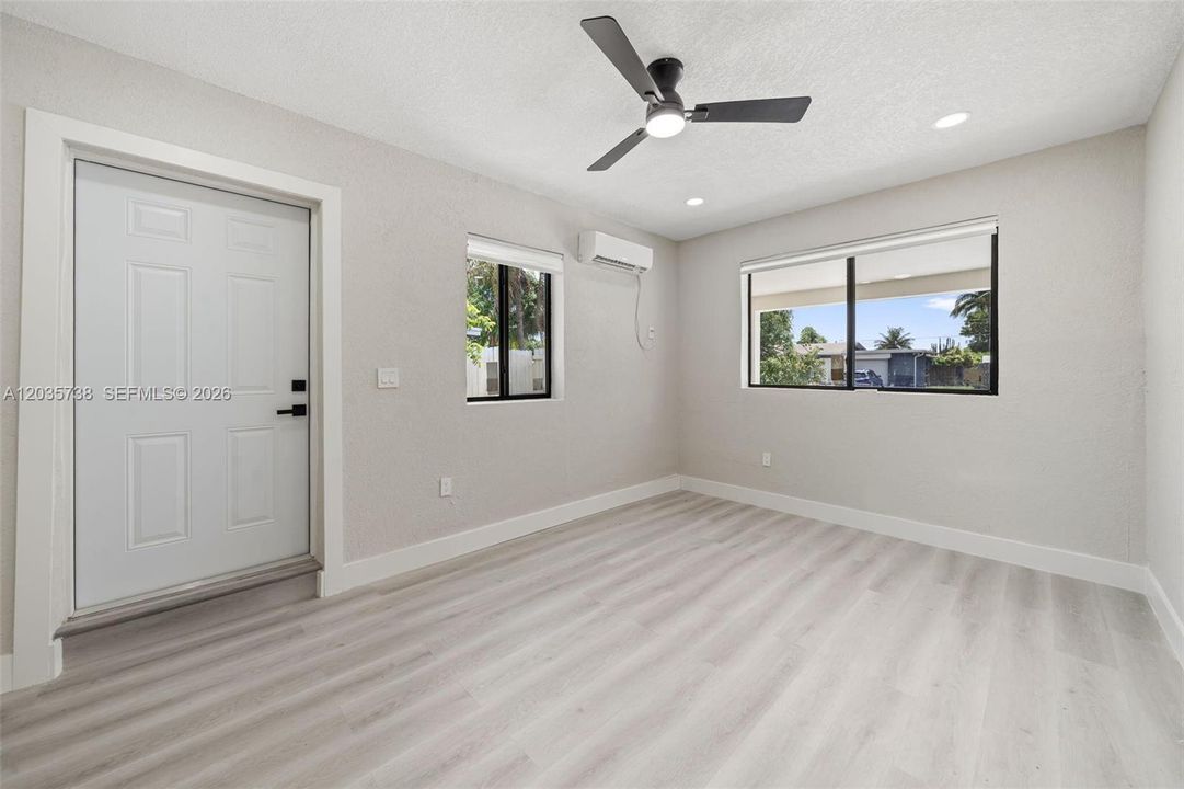 For Sale: $470,000 (3 beds, 2 baths, 1274 Square Feet)