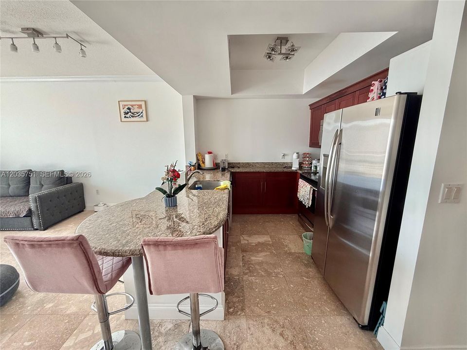 For Sale: $345,000 (1 beds, 1 baths, 776 Square Feet)