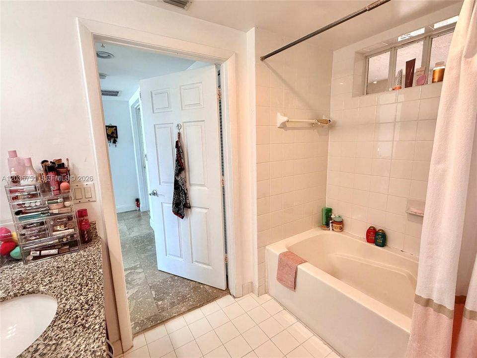 For Sale: $345,000 (1 beds, 1 baths, 776 Square Feet)