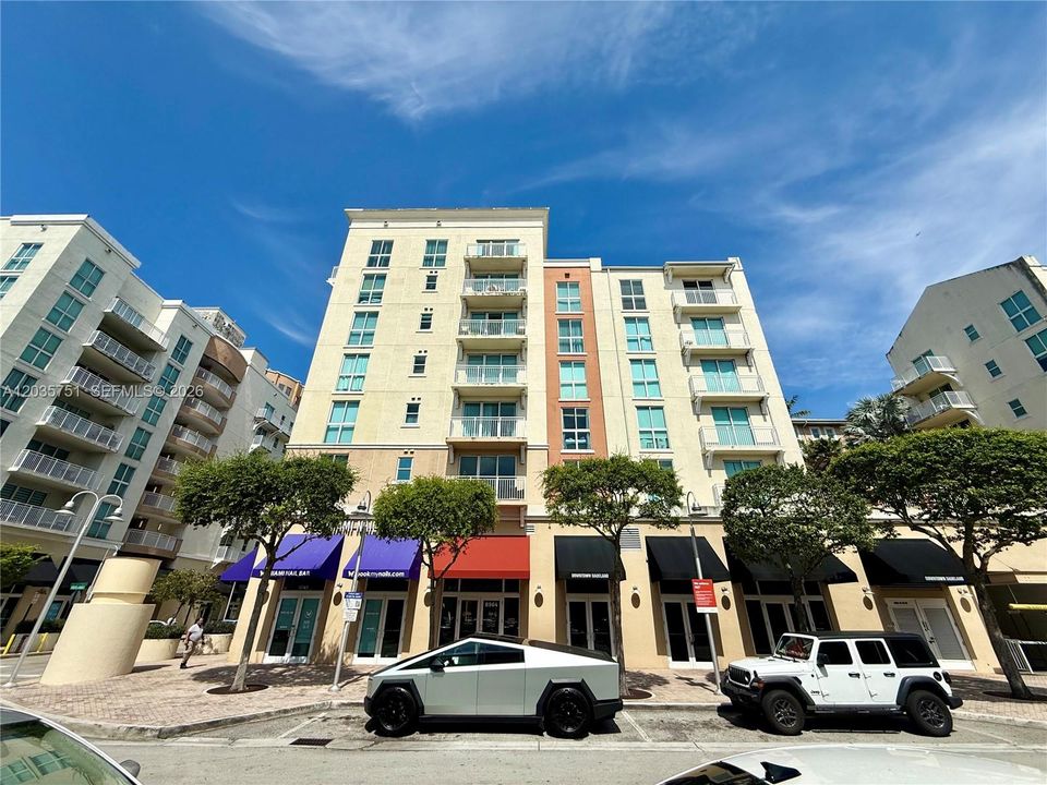 For Sale: $345,000 (1 beds, 1 baths, 776 Square Feet)