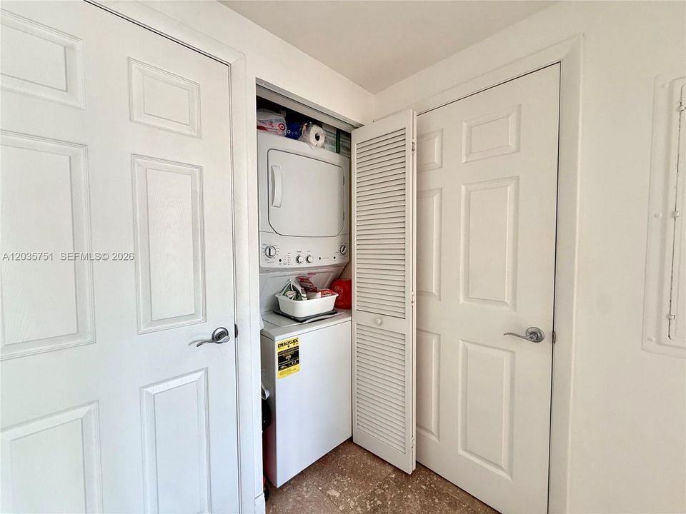 For Sale: $345,000 (1 beds, 1 baths, 776 Square Feet)