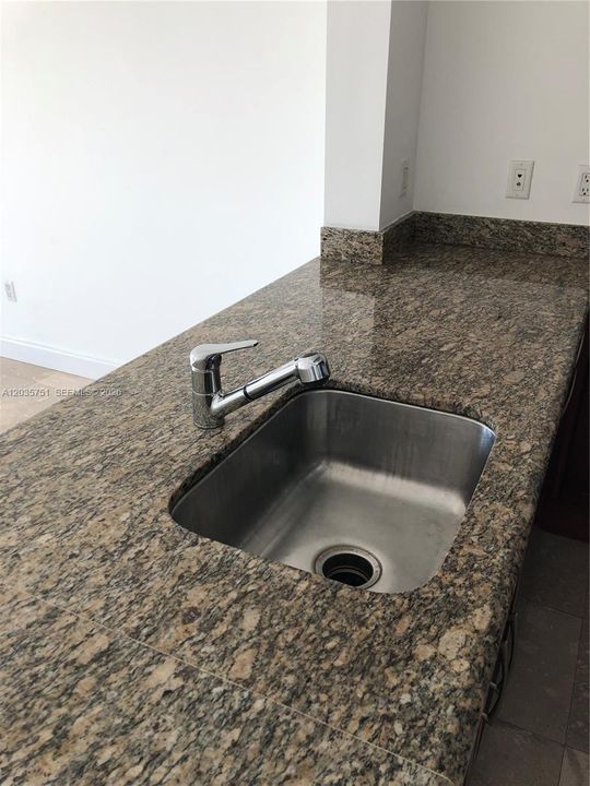 For Sale: $345,000 (1 beds, 1 baths, 776 Square Feet)