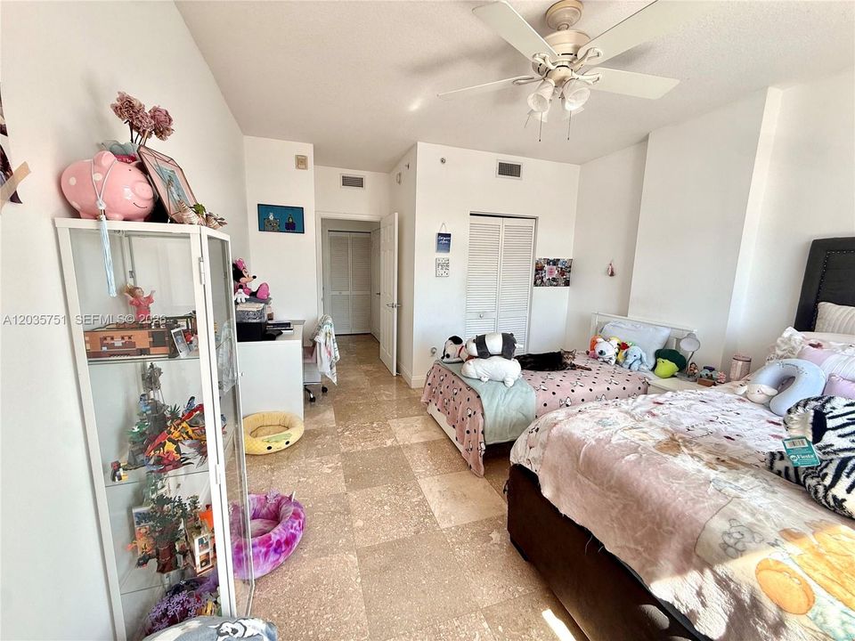 For Sale: $345,000 (1 beds, 1 baths, 776 Square Feet)