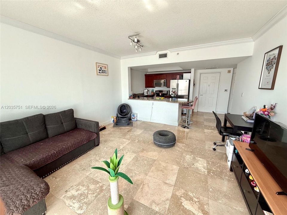 For Sale: $345,000 (1 beds, 1 baths, 776 Square Feet)