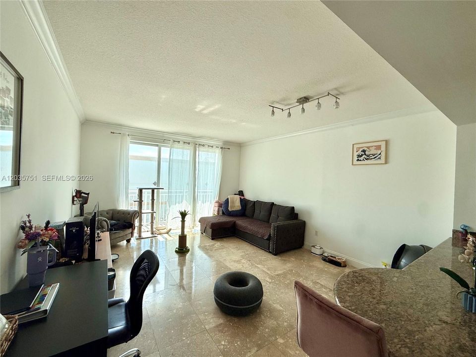 For Sale: $345,000 (1 beds, 1 baths, 776 Square Feet)