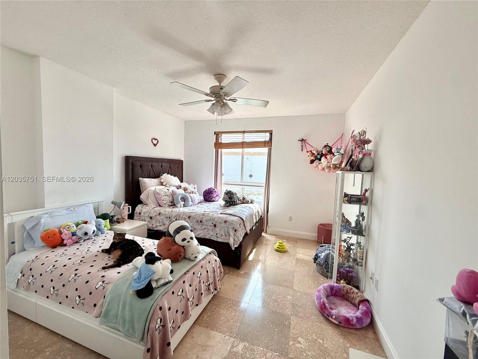 For Sale: $345,000 (1 beds, 1 baths, 776 Square Feet)