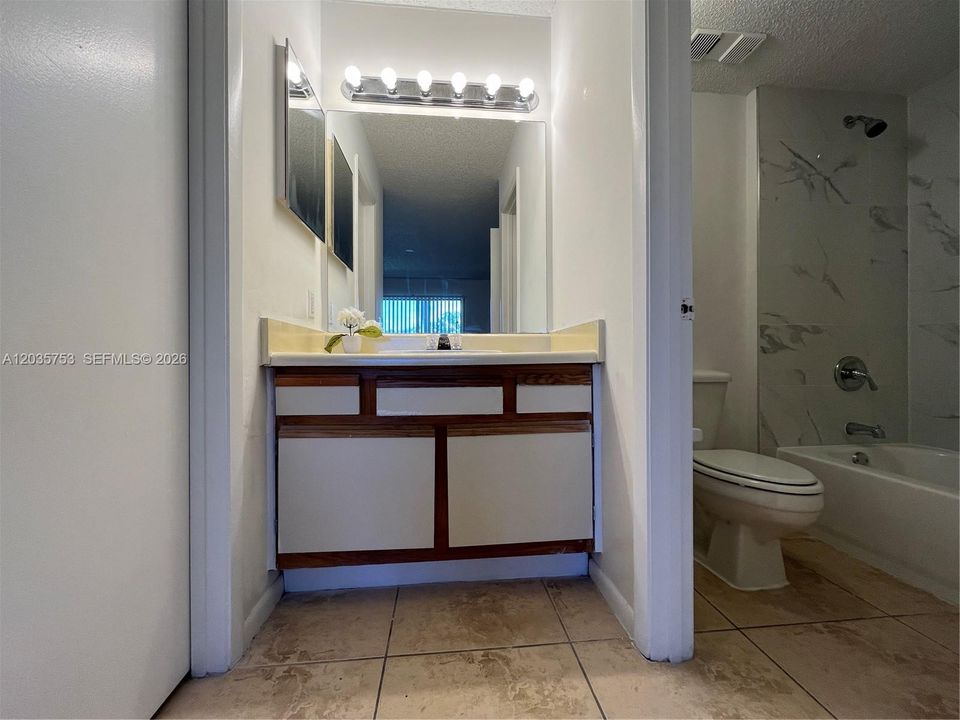 For Rent: $1,900 (2 beds, 2 baths, 913 Square Feet)