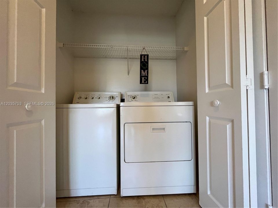For Rent: $1,900 (2 beds, 2 baths, 913 Square Feet)