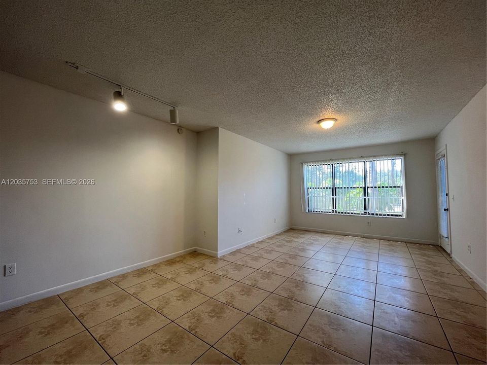 For Rent: $1,900 (2 beds, 2 baths, 913 Square Feet)