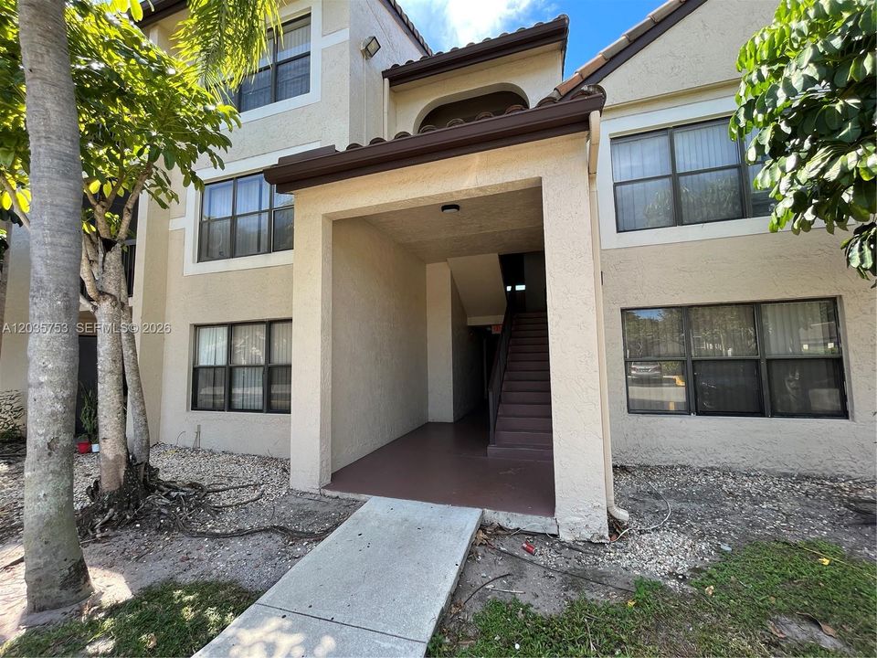 For Rent: $1,900 (2 beds, 2 baths, 913 Square Feet)