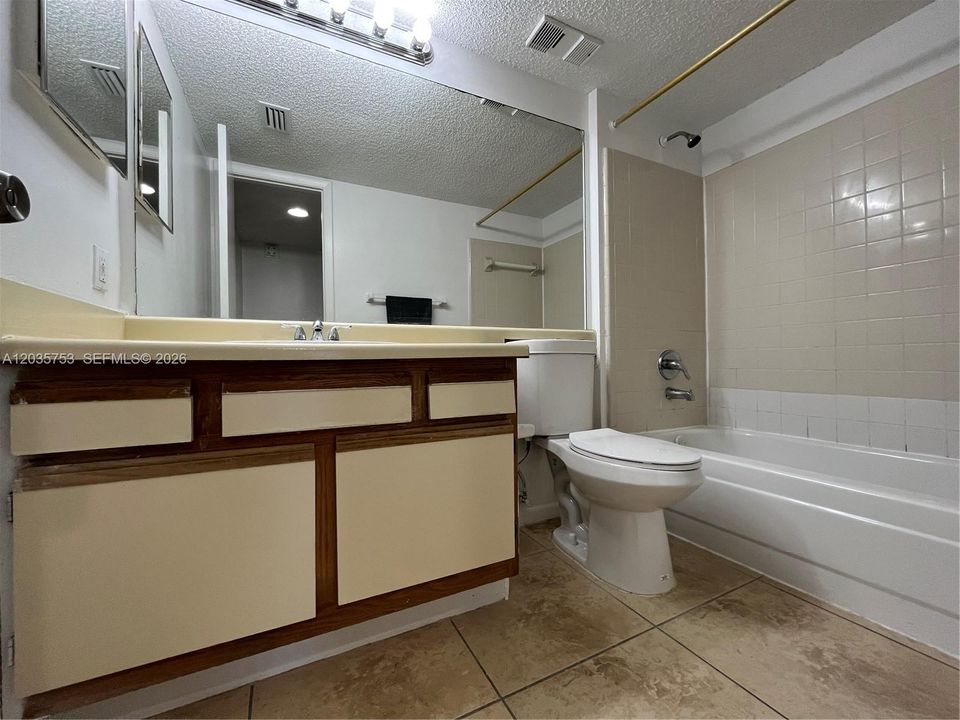 For Rent: $1,900 (2 beds, 2 baths, 913 Square Feet)