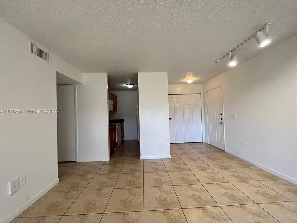 For Rent: $1,900 (2 beds, 2 baths, 913 Square Feet)