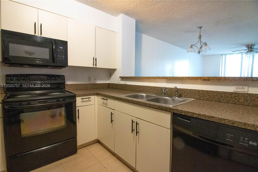 For Rent: $2,900 (3 beds, 2 baths, 1177 Square Feet)