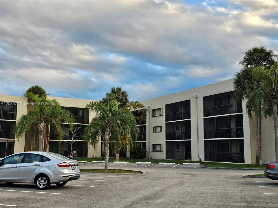 For Sale: $325,000 (3 beds, 2 baths, 1040 Square Feet)
