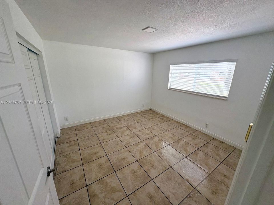 For Sale: $199,000 (2 beds, 1 baths, 883 Square Feet)