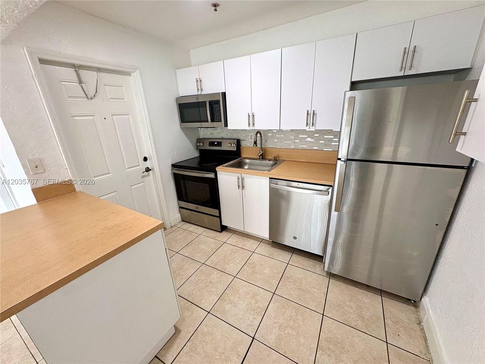 For Sale: $199,000 (2 beds, 1 baths, 883 Square Feet)