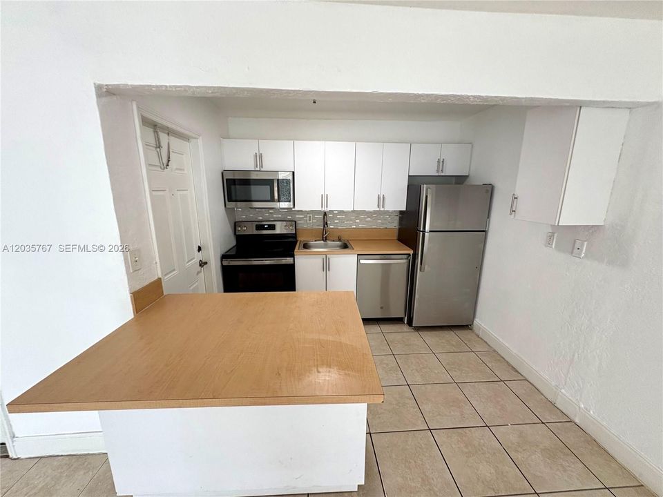 For Sale: $199,000 (2 beds, 1 baths, 883 Square Feet)