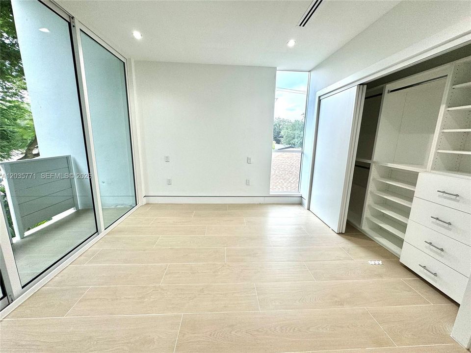 For Sale: $1,100,000 (3 beds, 3 baths, 2484 Square Feet)