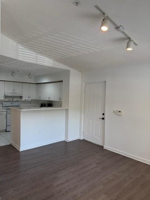 For Rent: $1,700 (1 beds, 1 baths, 703 Square Feet)