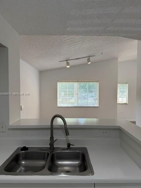 For Rent: $1,700 (1 beds, 1 baths, 703 Square Feet)