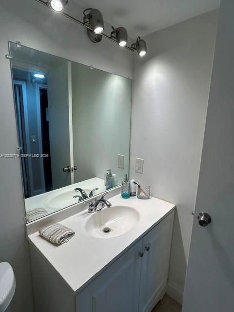 В аренду: $2,300 (2 спален, 1 ванн, 819 Квадратных фут)