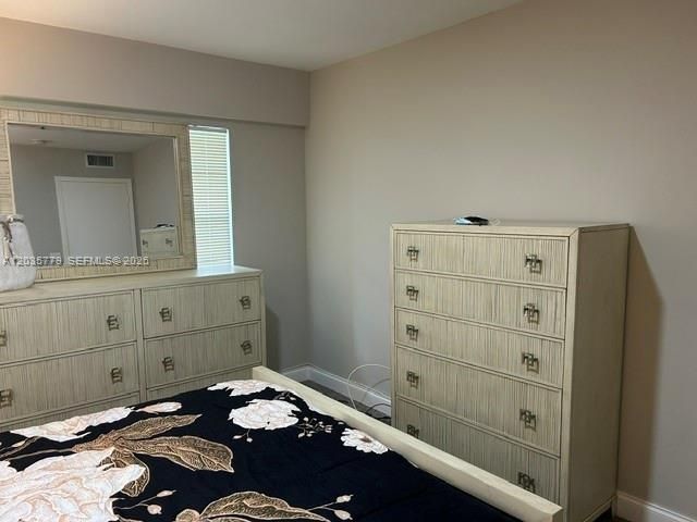 В аренду: $2,300 (2 спален, 1 ванн, 819 Квадратных фут)