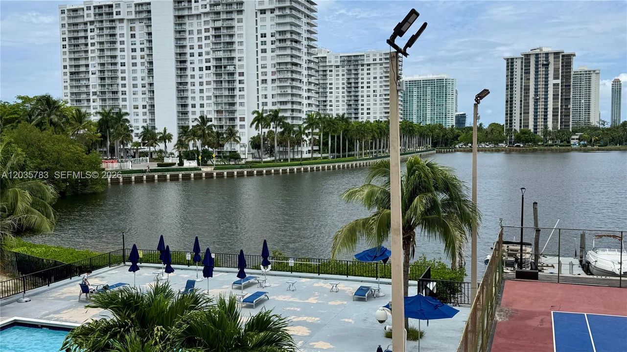 На продажу: $279,000 (2 спален, 2 ванн, 1058 Квадратных фут)