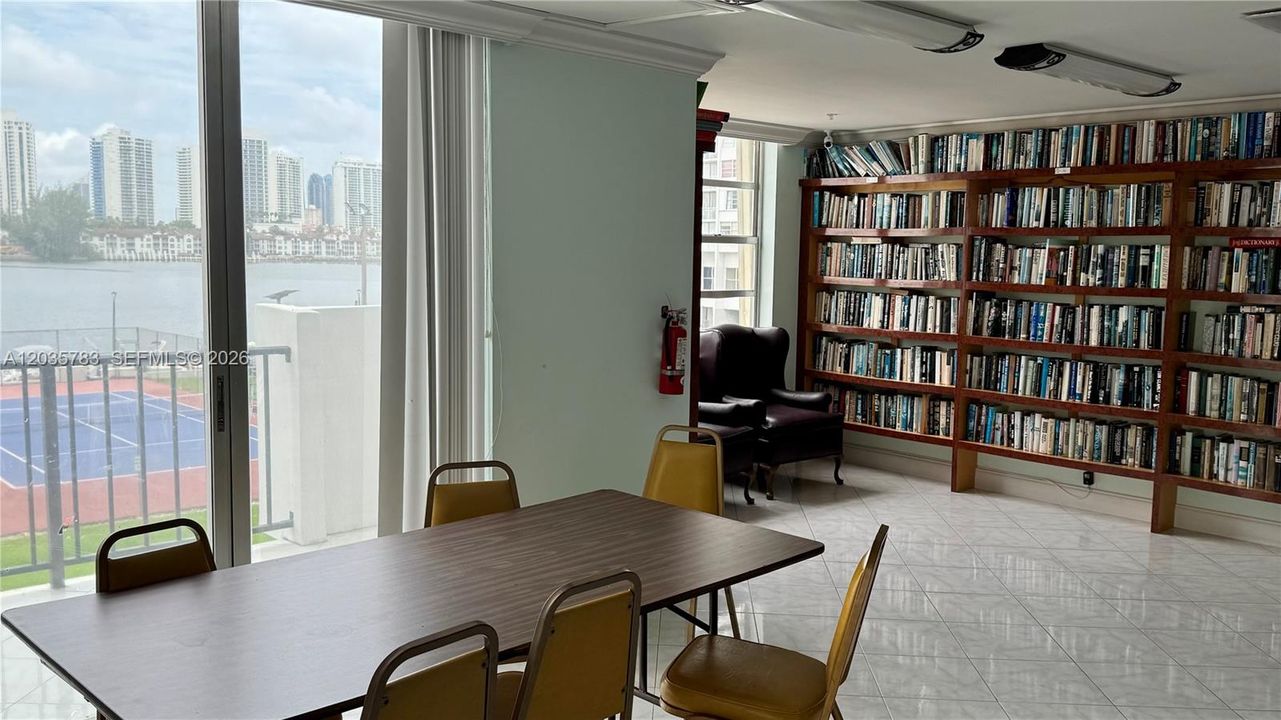 На продажу: $279,000 (2 спален, 2 ванн, 1058 Квадратных фут)