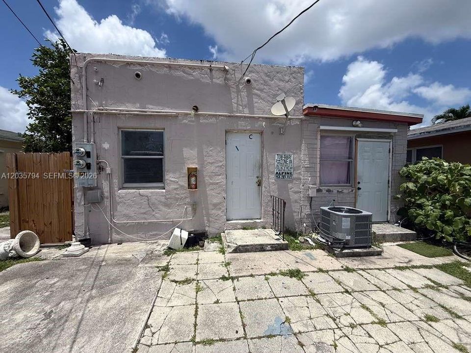 For Rent: $1,500 (1 beds, 1 baths, 1440 Square Feet)