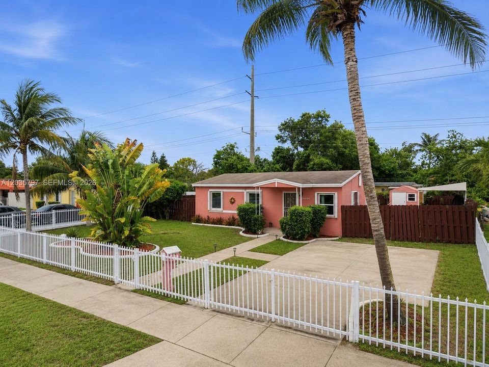 For Sale: $459,900 (3 beds, 1 baths, 864 Square Feet)