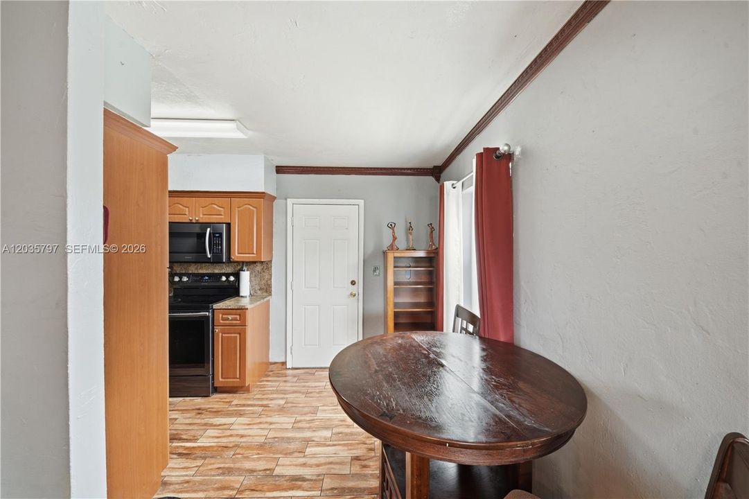 For Sale: $459,900 (3 beds, 1 baths, 864 Square Feet)
