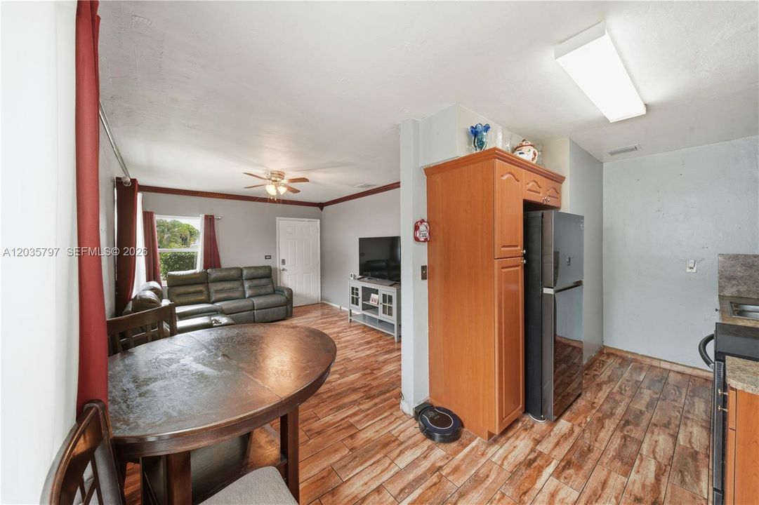 For Sale: $459,900 (3 beds, 1 baths, 864 Square Feet)