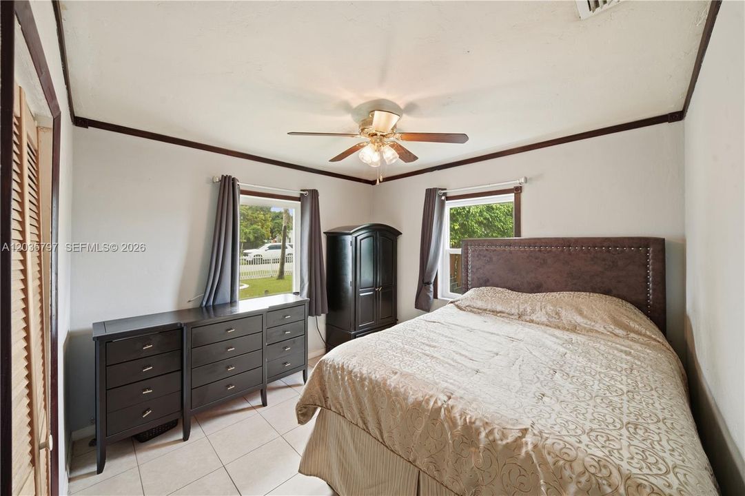 For Sale: $459,900 (3 beds, 1 baths, 864 Square Feet)