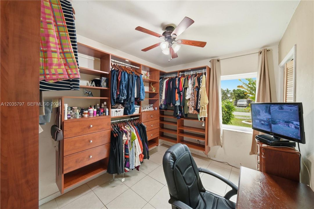 For Sale: $459,900 (3 beds, 1 baths, 864 Square Feet)