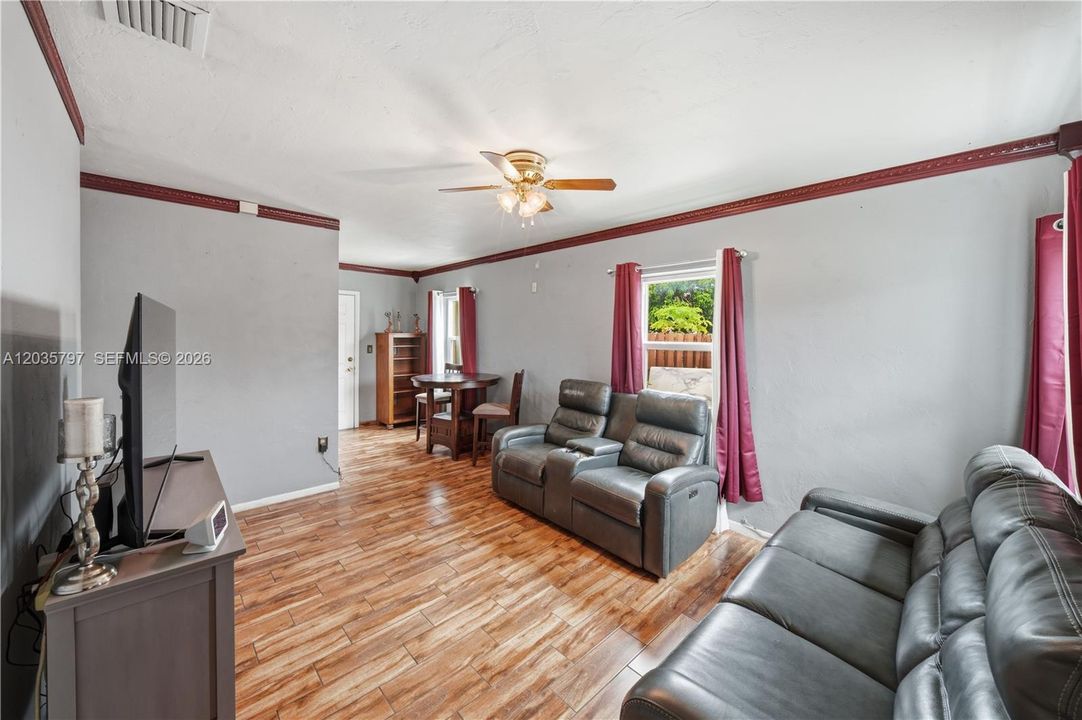For Sale: $459,900 (3 beds, 1 baths, 864 Square Feet)