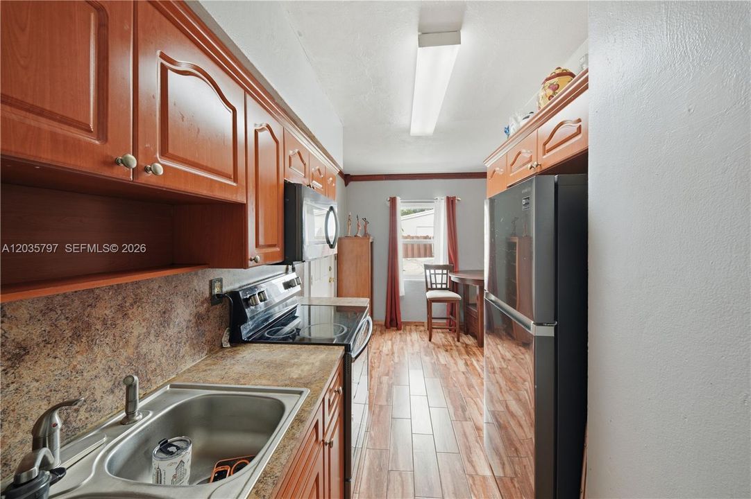 For Sale: $459,900 (3 beds, 1 baths, 864 Square Feet)
