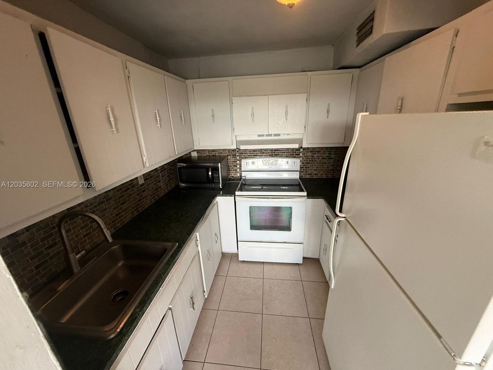 For Rent: $1,900 (2 beds, 2 baths, 760 Square Feet)
