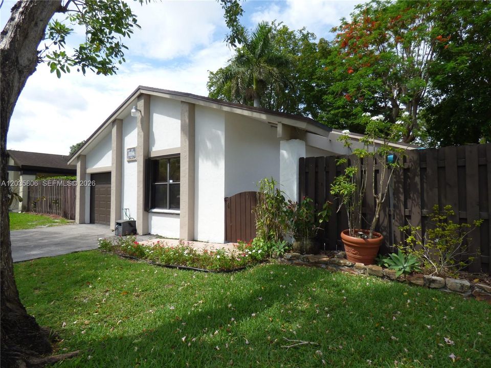 For Rent: $3,590 (3 beds, 2 baths, 1505 Square Feet)