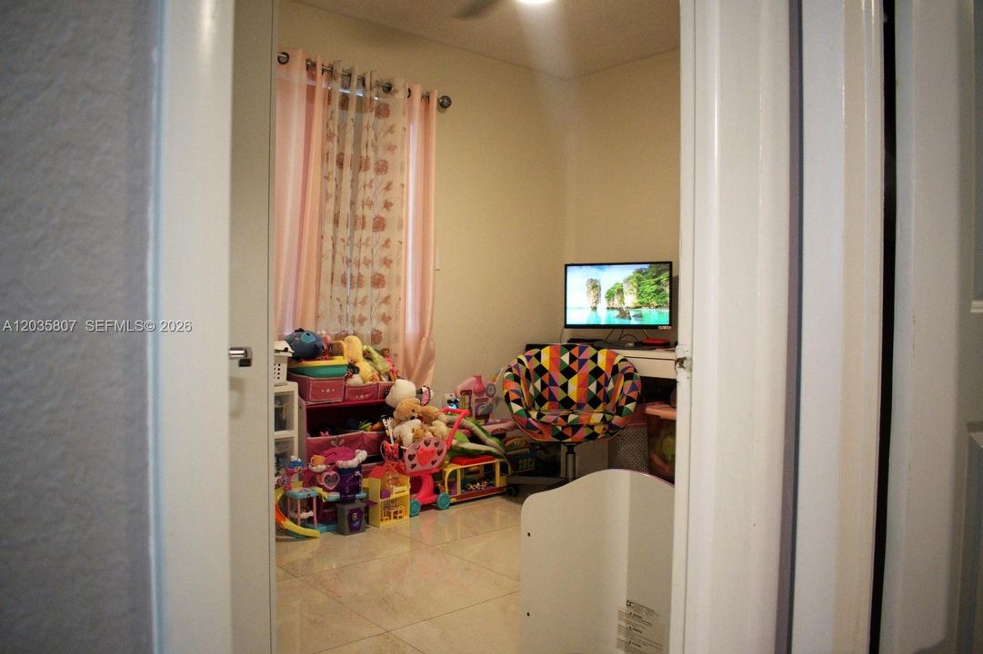 En Venta: $529,000 (4 camas, 2 baños, 1202 Pies cuadrados)