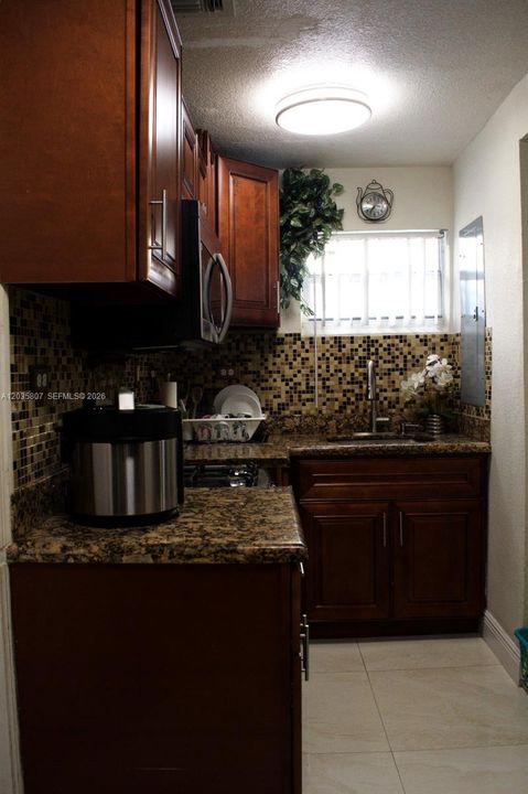 En Venta: $529,000 (4 camas, 2 baños, 1202 Pies cuadrados)