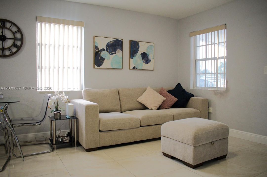 En Venta: $529,000 (4 camas, 2 baños, 1202 Pies cuadrados)