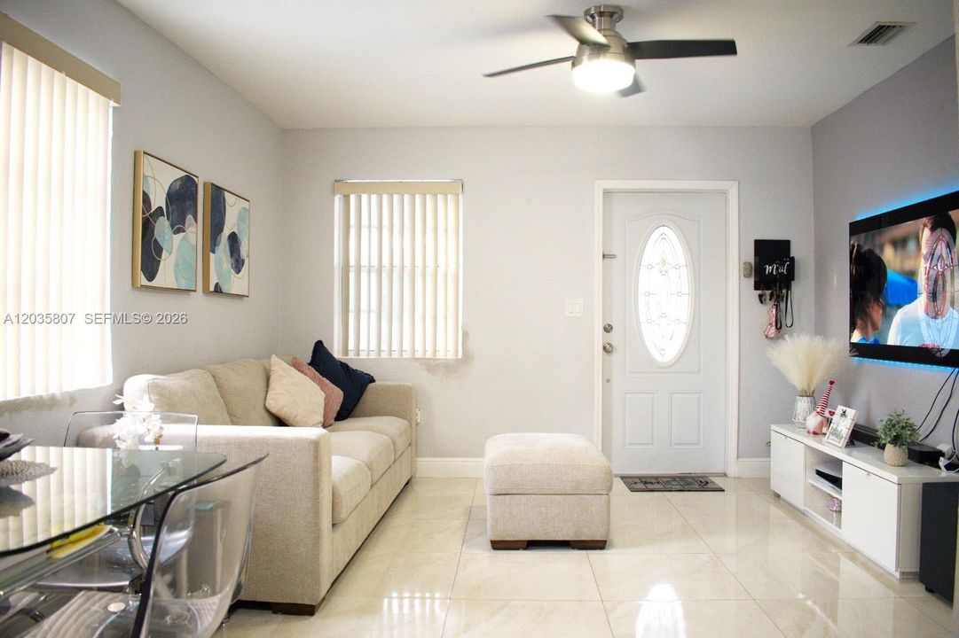 En Venta: $529,000 (4 camas, 2 baños, 1202 Pies cuadrados)