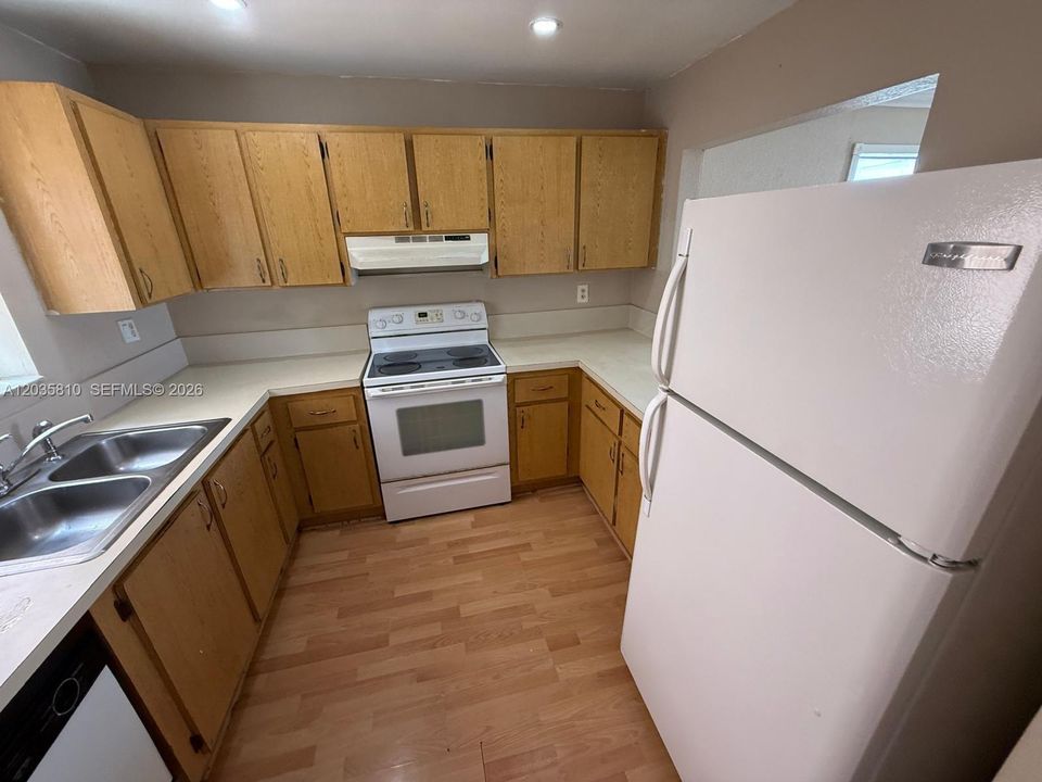 For Rent: $2,100 (2 beds, 2 baths, 890 Square Feet)