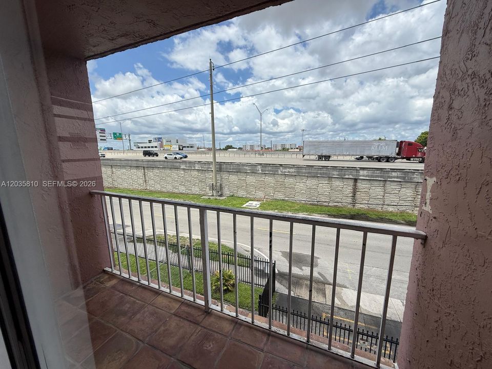 For Rent: $2,100 (2 beds, 2 baths, 890 Square Feet)