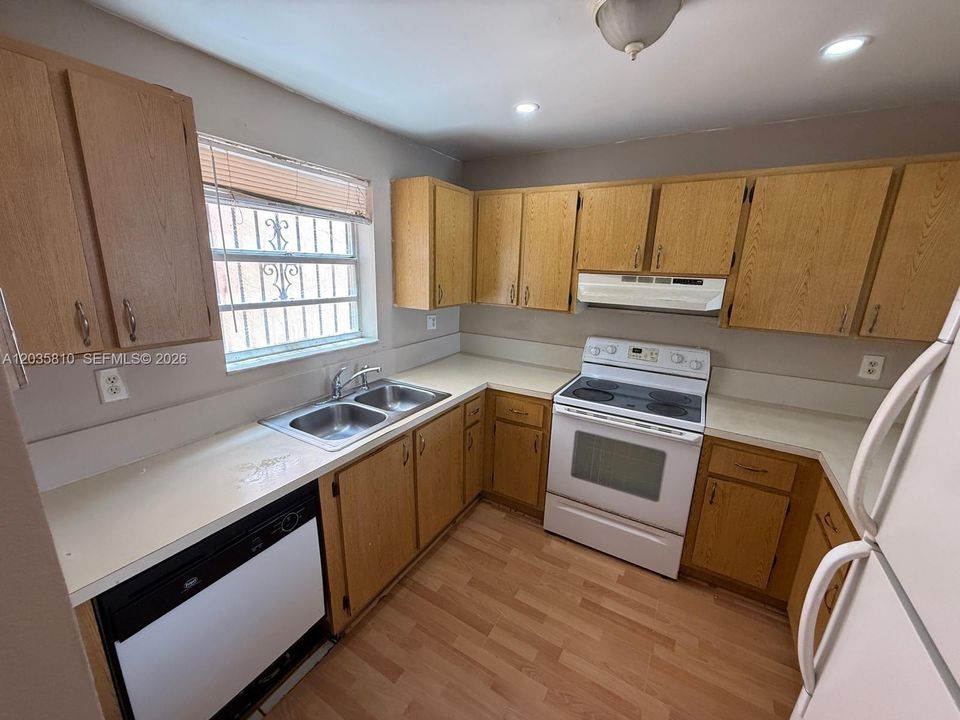 For Rent: $2,100 (2 beds, 2 baths, 890 Square Feet)