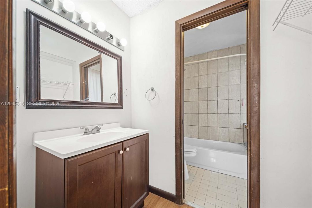 En Venta: $450,000 (2 camas, 2 baños, 1219 Pies cuadrados)